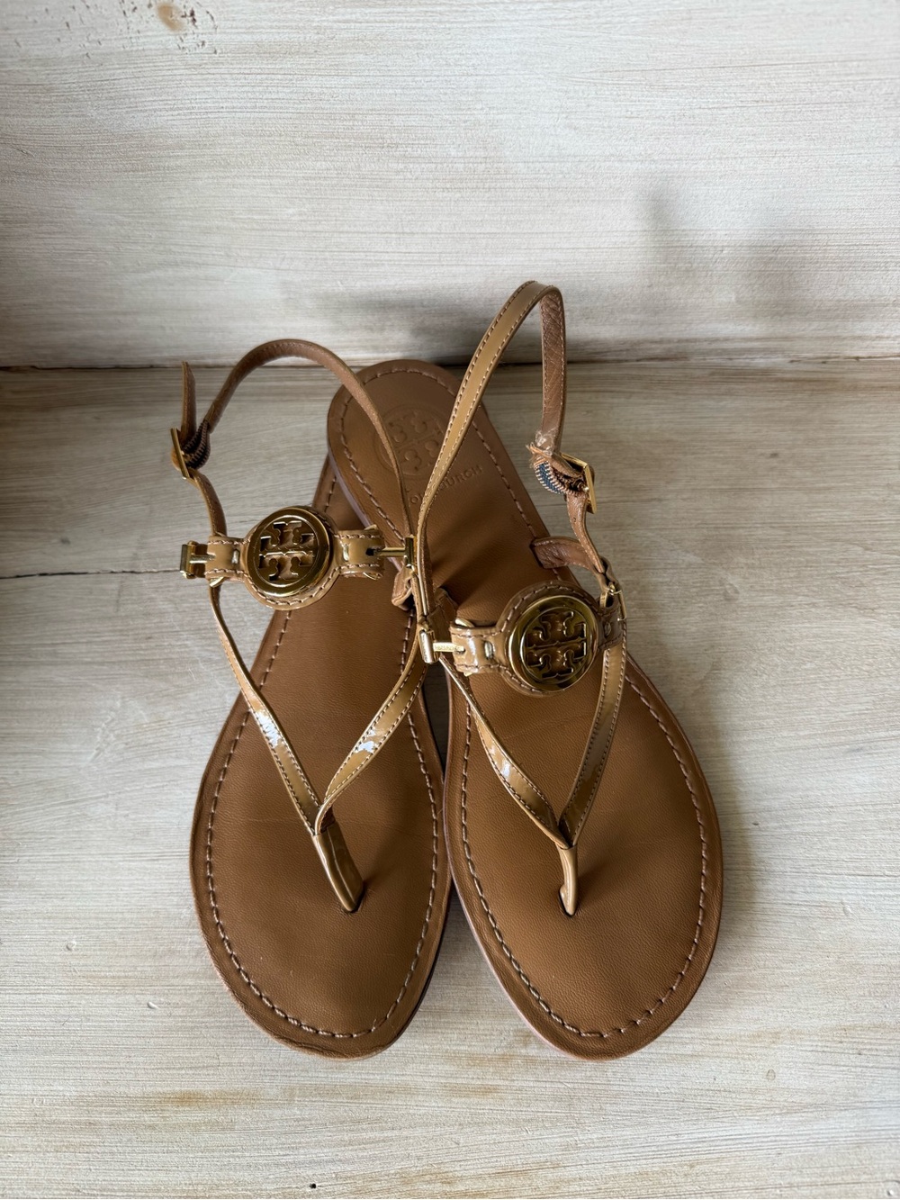 Women’s Tory Burch Ali Logo Patent Leather Tan Thong Ankle Strap Sandal Size 7.5
